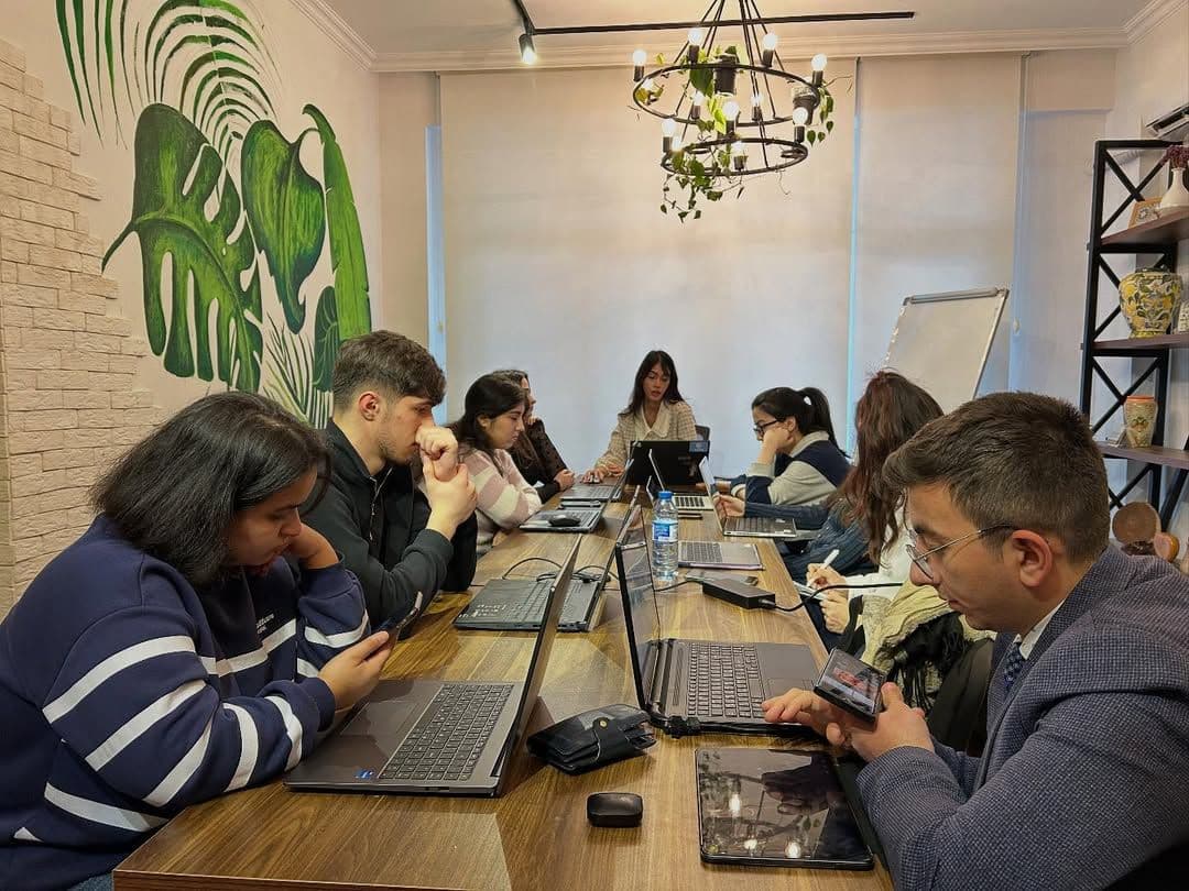 AI4CULTURE iştirakçıları praktiki tapşırıq üzərində işləyirlər