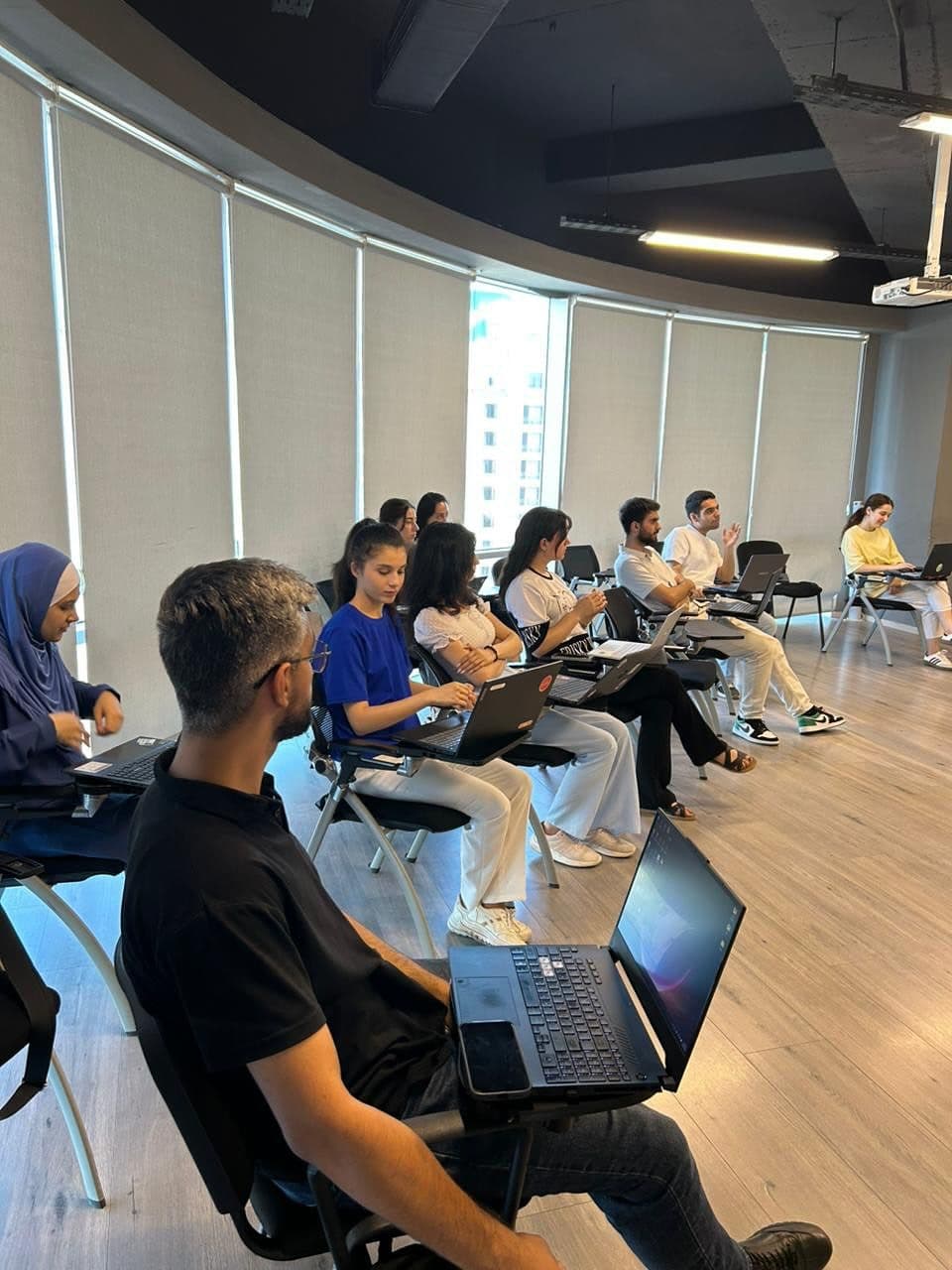 AI4Youth iştirakçıları noutbuklarla praktiki məşğələdə